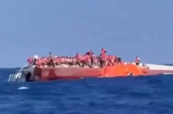Trajekt z 267 ljudmi se je prevrnil kmalu po izplutju: več mrtvih, reševalna akcija še poteka (VIDEO)