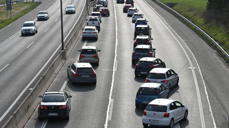 Pozor, nesreča na južni obvoznici povzroča zastoje, gost promet tudi drugod po državi