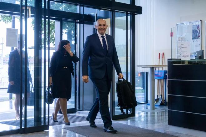Minister Rončević poziral v domači postelji in pokazal svoj večerni ritual (FOTO)