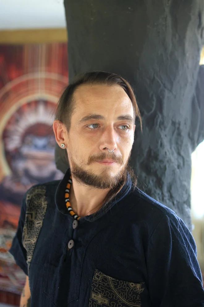Vodja obredov s sveto medicino Anže – Sapuro Ancestralis: Sveta medicina pokaže, kar nosimo s sabo (Suzy)