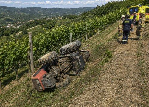 SEKUNDE GROZE V VINOGRADU NAD KROMBERKOM: 65-letnika ukleščil prevrnjen traktor