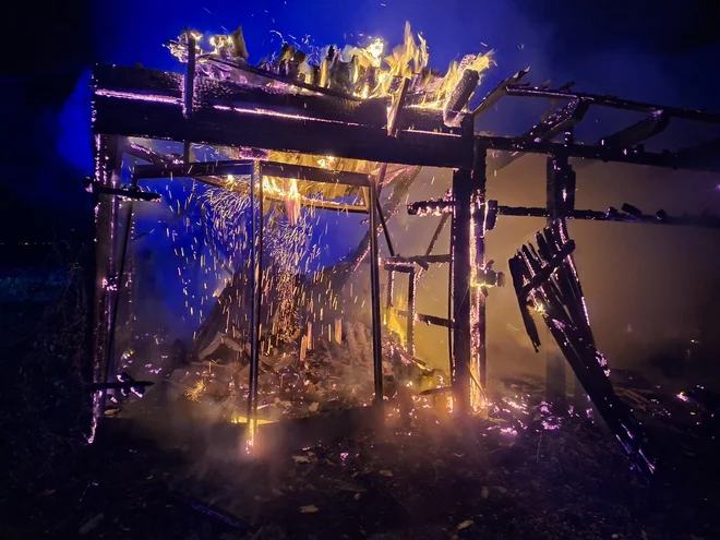 Veliko dela za gasilce, gasili dva požara v eni noči (FOTO)