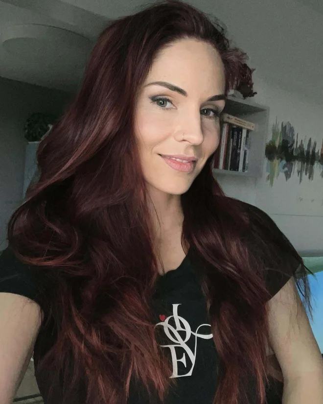Primorka Lea Sirk po osvežitev daleč od obale (Suzy)