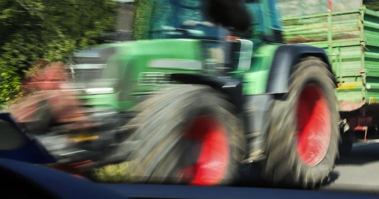 Traktor povozil občana, odpeljali so ga s helikopterjem Slovenske vojske