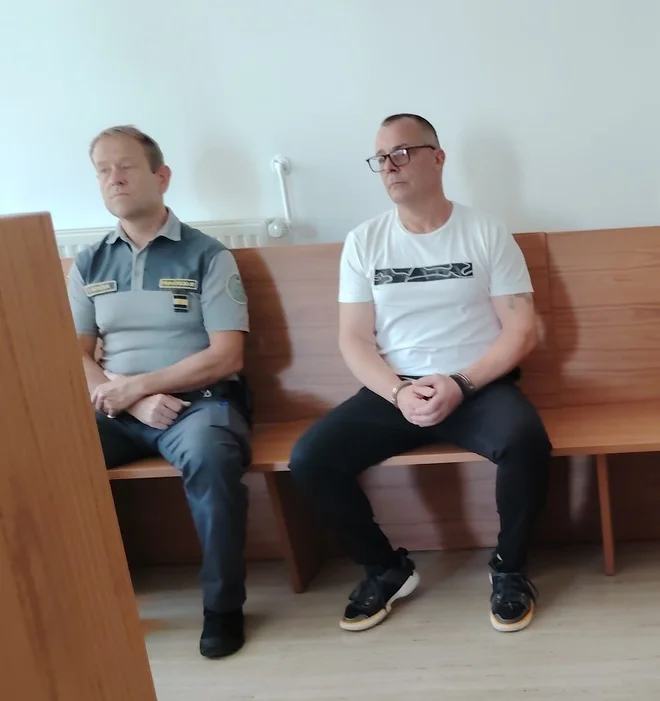 Na čelo ji je prislonil pištolo in jo zaklenil v trezor