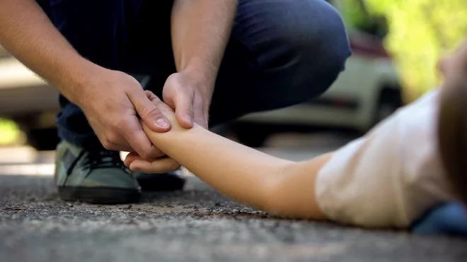 Hudo poškodovanega moškega našli na Ptuju neodzivnega, to je sporočila policija