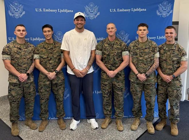 Kakšen sprejem za Dončića! Na ameriški ambasadi ga je pričakal odred marincev: »Malo je ljudi, kot je Luka« (FOTO)
