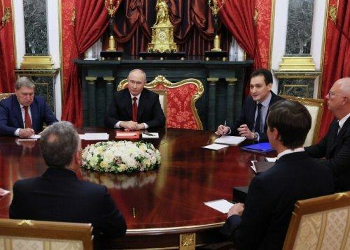 DRAMATIČNI POGOVORI V MOSKVI: Putin za mizo s Trumpovima odposlancema (FOTO, VIDEO)