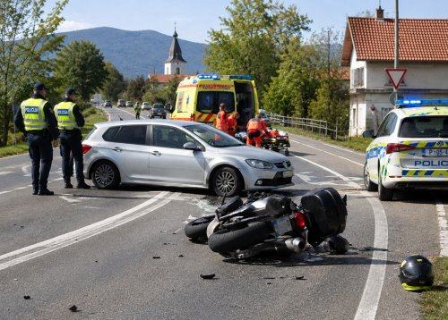 HUDA NESREČA NA RAZDRTEM: Avtomobil zavijal, motorist ga je prehiteval čez neprekinjeno črto