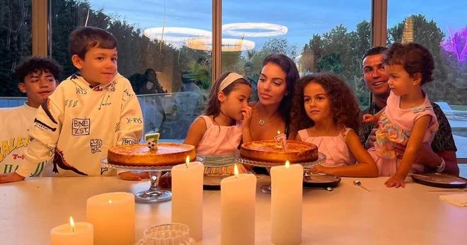 Georgina po poroki posvojila tri Ronaldove otroke