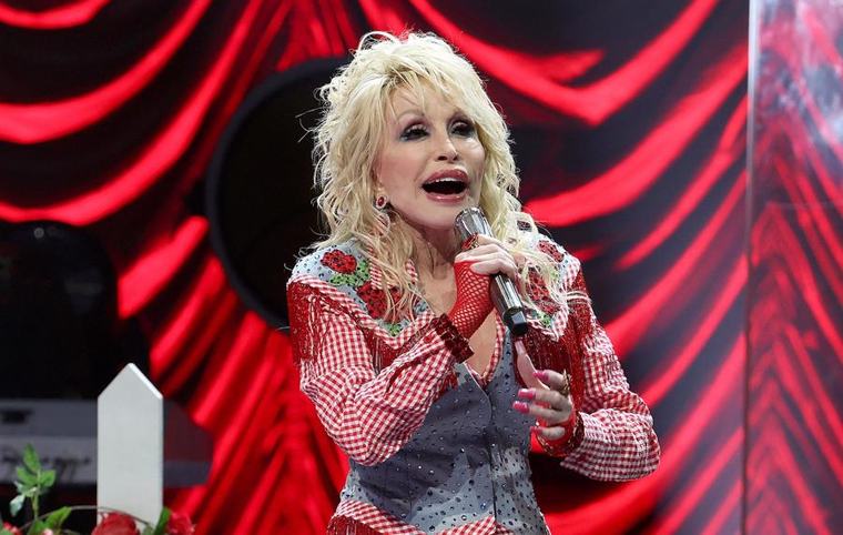 Umrla je Dolly Parton, kraljica country glasbe in avtorica večnih uspešnic