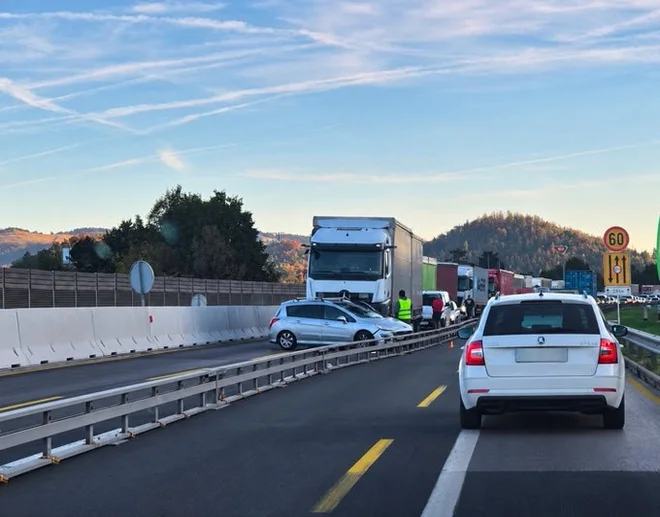 Pred potjo preverite stanje na cestah: promet na Primorski avtocesti se je sprostil, drugod številne zapore