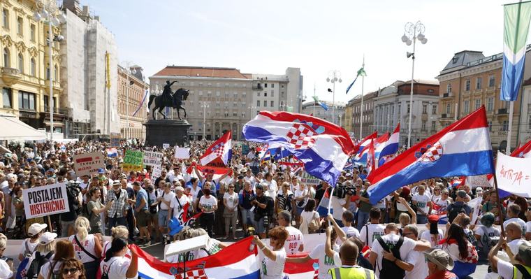 Množica ljudi v centru Zagreba: vlada dobila jasno sporočilo