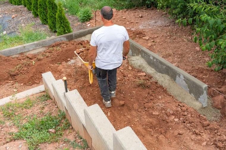 Moški se je lotil prenove terase, ko je z lopato udaril ob nekaj nenavadnega: skoraj se je onesvestil, ko je dojel, kaj je bilo zakopano v zemlji
