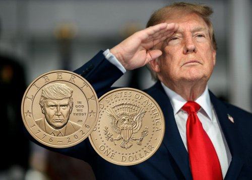 TRUMP PRVI ŠE ŽIVEČI PREDSEDNIK NA AMERIŠKEM KOVANCU PO 100 LETIH: Posebna izdaja že razprodana (FOTO, VIDEO)