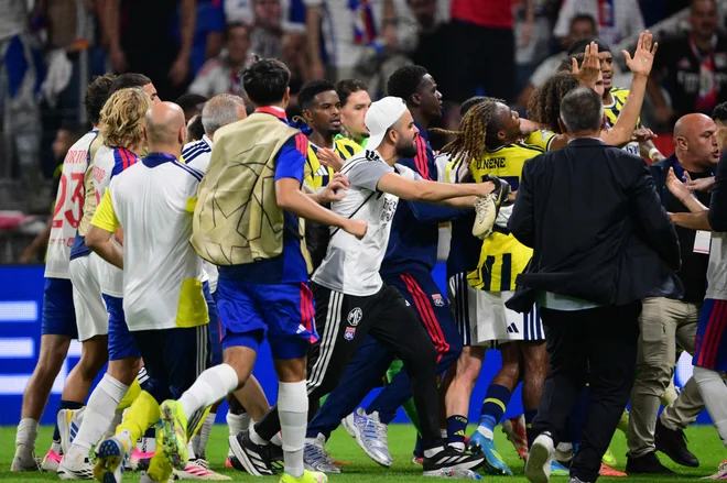 Vroča kri v Lyonu! Po uvrstitvi turške ekipe prišlo do množičnega pretepa, eden od nogometašev provociral navijače (VIDEO)