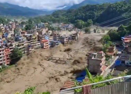 PO KATASTROFALNIH POPLAVAH V NEPALU: Med žrtvami ni slovenskih državljanov (VIDEO)