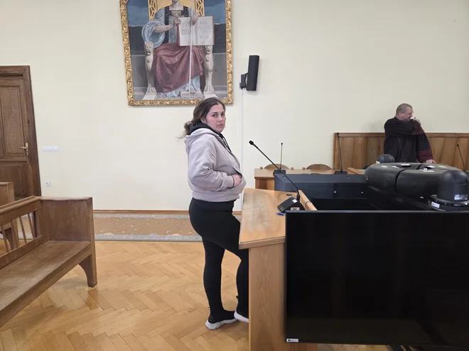 Belokranjka Maja v zapor zaradi umetnih nohtov