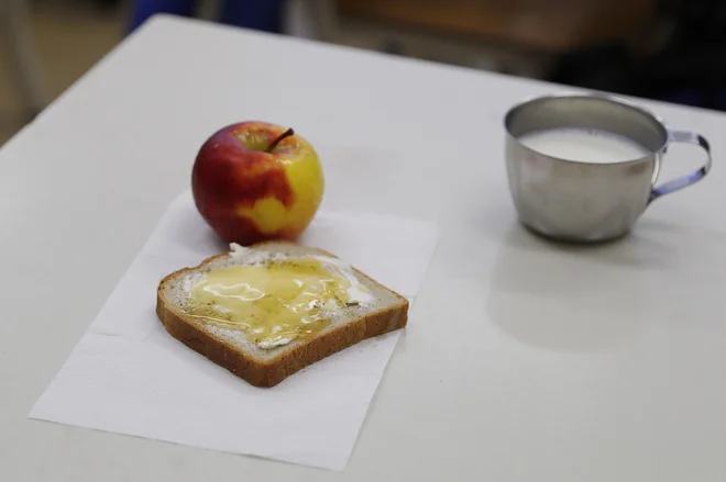 Po 55. letu teh živil ne bi smeli jesti vsak dan. Vsa so tudi na slovenskih mizah
