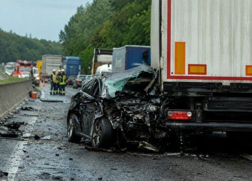 TRIJE MRTVI NA PRIMORSKI AVTOCESTI: Še dve osebi sta poškodovani