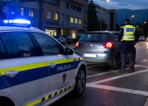 DIVJI VEČER V AJDOVŠČINI: Poskušal pobegniti pred policisti, kmalu so ugotovili zakaj