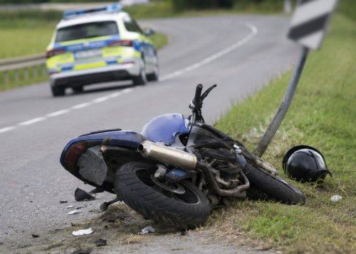 PRI DIVAČI Z MOTORJEM V PROMETNI ZNAK: 41-letnik se je hudo poškodoval