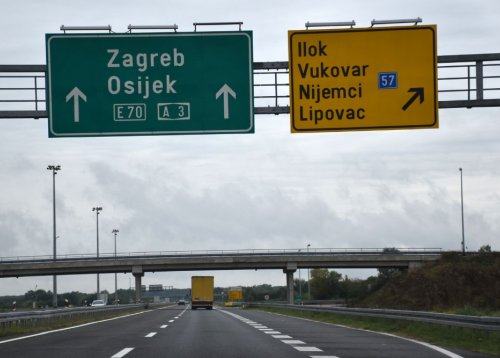 SLOVENSKI AVTO KAR DVAKRAT ZLETEL S HRVAŠKE AVTOCESTE: Dve osebi huje poškodovani