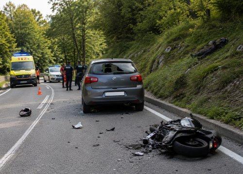 MOTORISTA ODNESLO NA BREŽINO IN NAZAJ NA CESTO: Po hudi nesreči končal v bolnišnici