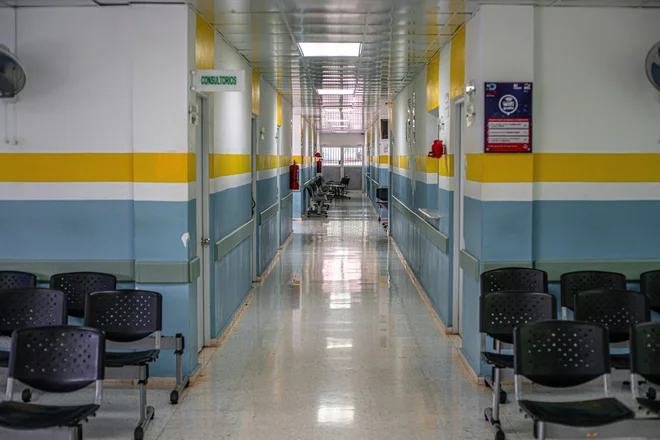 Luka (38) prišel na urgenco zaradi bolečin v prsih in visokega pritiska. Umrl je v čakalnici (FOTO)