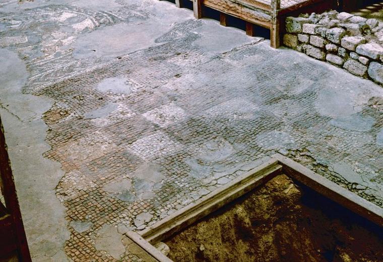 Arheologi razkopali tla razkošne vile na znanem otoku: grozljiva najdba razkrila srhljivo zgodbo o luksuzu, nasilju in smrti brez odgovora