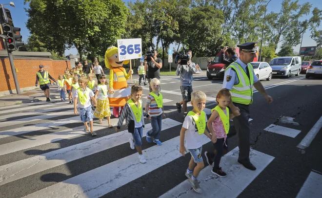 Pozor, na šolske poti se vrača na tisoče otrok