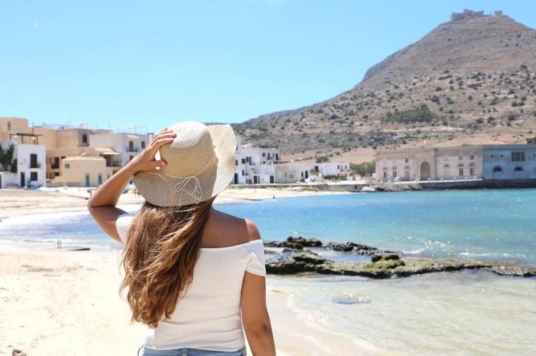 Sredozemski otok s 3000 prebivalci čez noč postal svetovna atrakcija: domačini že trepetajo pred navalom turistov (FOTO)