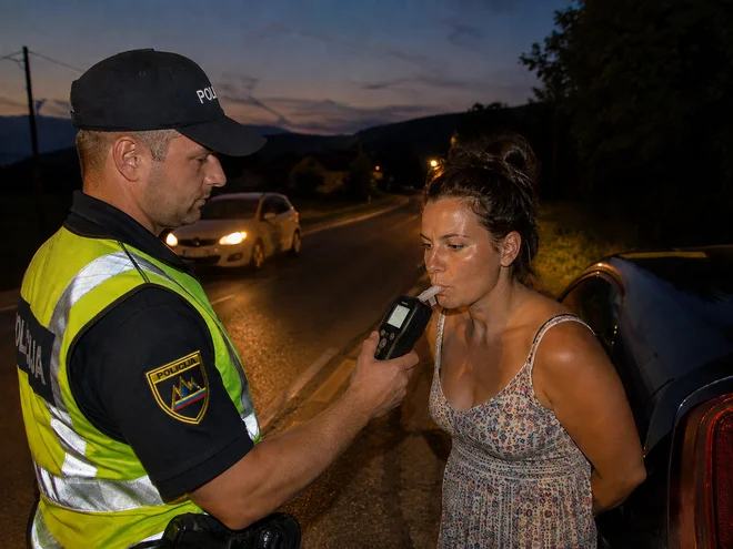 Pijana voznica z mopedom v parkiran avto, sopotnika so morali vkleniti