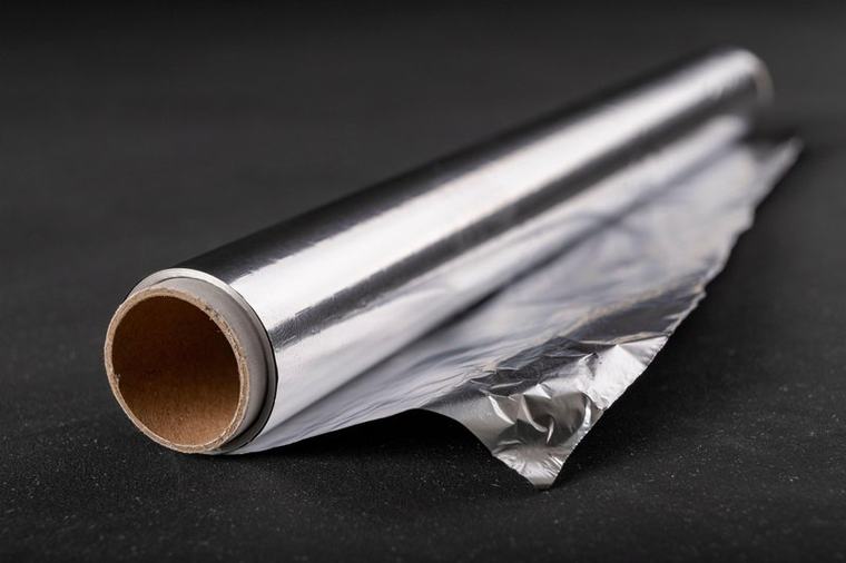 Ste že videli to? Čedalje več ljudi daje v predale aluminijasto folijo, to pa je glavni razlog za tako početje (morda vas preseneti)
