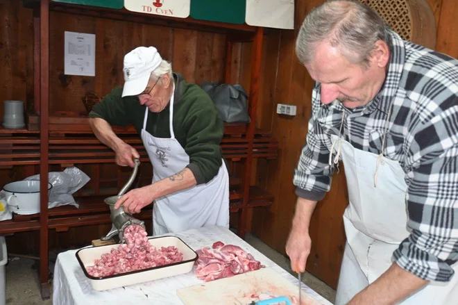 Zakaj tradicionalne slovenske koline izumirajo in kdo jih danes še ohranja