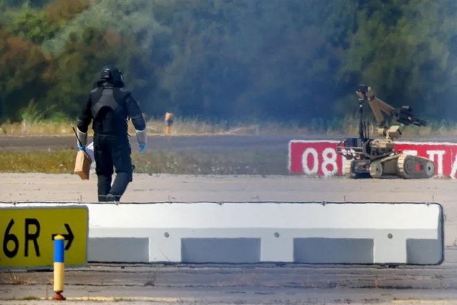 V evropski državi napad drona, poln eksploziva trčil v letalo (FOTO)