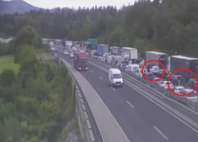 Med zaporo na primorki na cesti spet polno ljudi, Dars: »Ne zapuščajte vozil in se ne sprehajajte po avtocesti«