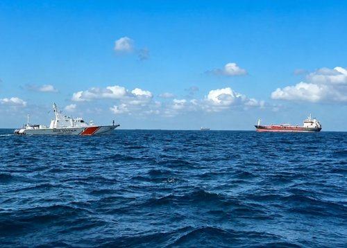 TRČILA TOVORNA LADJA IN KEMIČNI TANKER: Po nesreči pogrešajo deset članov posadke (VIDEO)