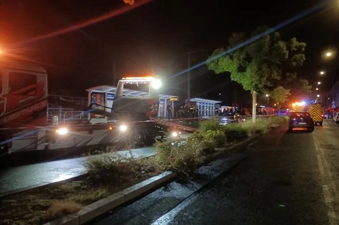 Grozljivka pozno zvečer! Z avtomobilom zapeljal v množico ljudi: umrla dva, vsaj sedem huje poškodovanih (FOTO, VIDEO)