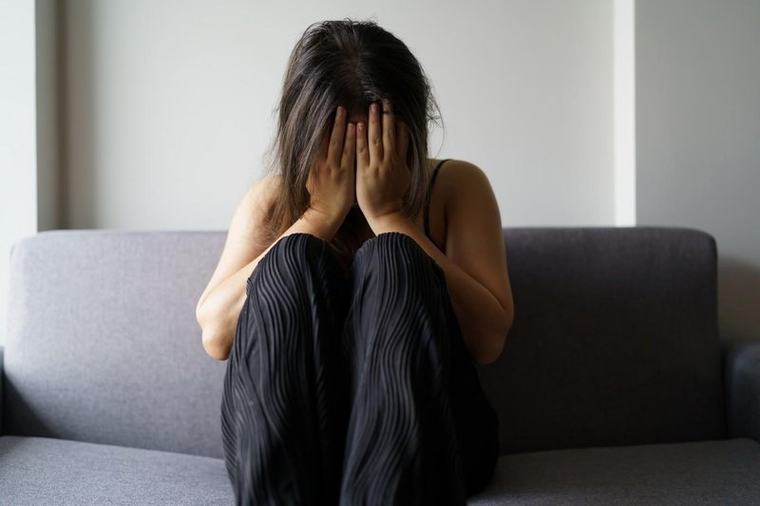 "Dohitelo me je njeno prekletstvo": Marija prodala taščino stanovanje, denar dala ljubimcu, danes pa to grenko obžaluje