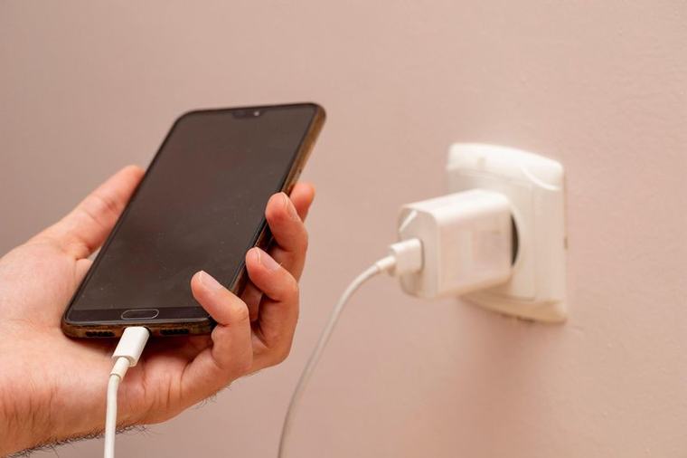 Puščate polnilec za vaš telefon ves čas v vtičnici? Potem je dobro vedeti, kaj se dogaja (vse skupaj le ni tako nedolžno, kot se zdi)