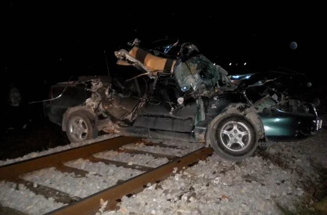 Večerna drama na železniški progi, v Zgornjih Jaršah pri Domžalah trčila avtomobil in vlak