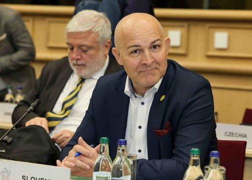 UČITELJI SE SPRAŠUJEJO, KJE JE LOGIKA: Prvošolcem ustava, knjige kot darilo za bralno značko pa le tri na razred