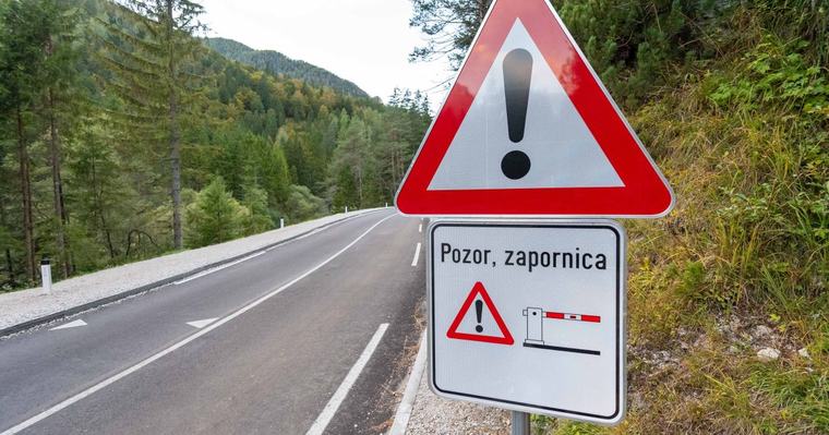 Nesreča motorista na Vršiču: spregledal zapornico in se hudo poškodoval