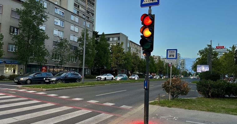 Semafor ali kazen? Zombi pešci bulijo v telefon, nevarnosti pa ne vidijo