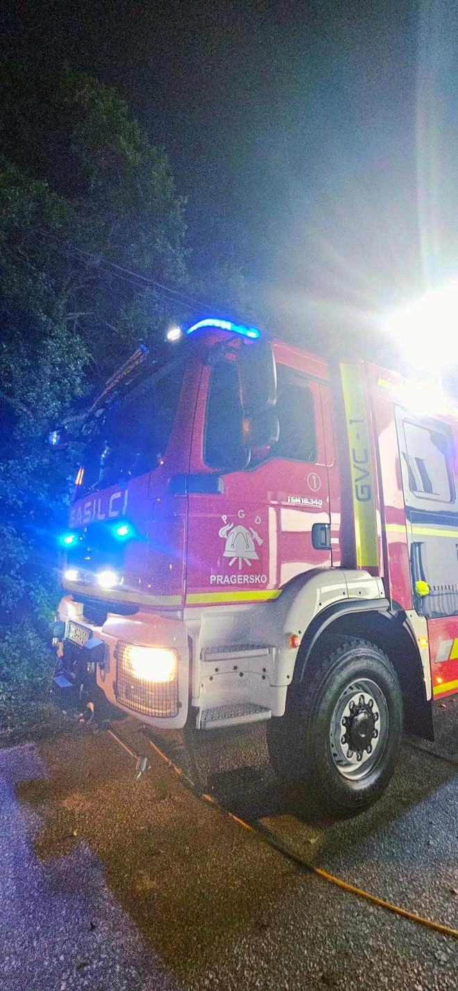 Zbudili so jih ognjeni zublji ob 4. uri zjutraj: dve garaži pogoreli do tal