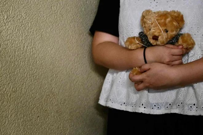 Deklica kliknila povezavo in postala žrtev grozljivih zlorab: »Naša življenja so za vselej spremenjena«