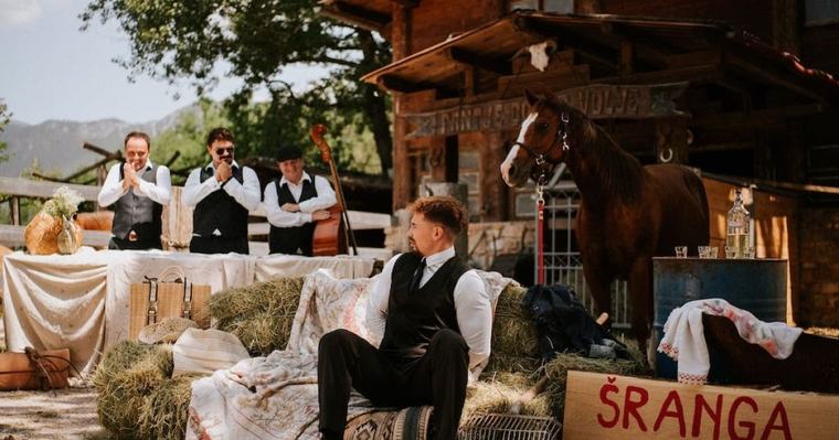 7. 9. 26 J.U. Jesenska poroka s šrango v izvedbi Modrijanov in Žana Serčiča Žan Serčič in Modrijani v novi pesmi in videu 'ZA VEDNO SI TI' združujejo slovensko tradicijo, mehiški temperament in sodobni pop.