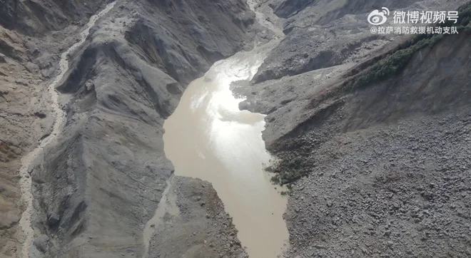 Po sredini katastrofi Nepalu grozijo nove poplave