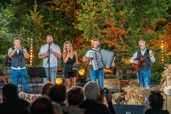 Ansambel Juhej z Graškogorčanko nadaljuje pot (VIDEO)
